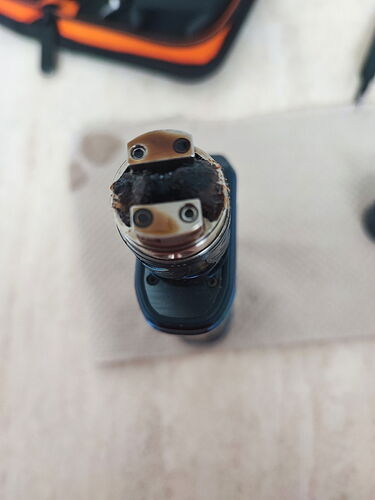 Egy elektronikus cigaretta (vape) belső szerkezete, amelyen jól látható a tekercs és a vatta. (Feliratozva AI-val)