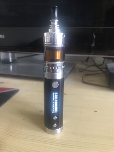 Az asztalon ĂĄll egy elektromos cigaretta, amelynek digitĂĄlis kijelzĆje vilĂĄgĂt. (Feliratozva AI-val)