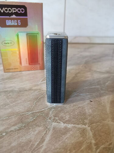 Voopoo Drag 5 - Device back with zipper design element