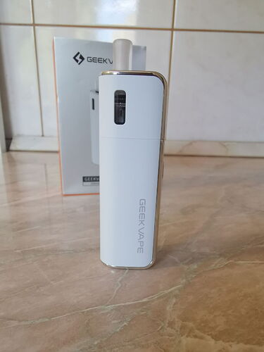 Geekvape Soul AIO POD - Side of the device with baked paint and Geekvape logo