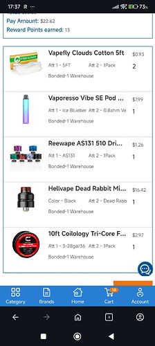A képernyőn egy online vásárlási kosár látható, amely különböző e-cigaretta tartozékokat és alkatrészeket tartalmaz, például pamutot, podot, drip tipet, tankot és fűződrótot. (Feliratozva AI-val)