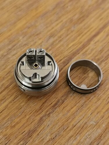 Vandy Vape BSKR Mini V3 MTL RTA - Wicking port on the metal ring