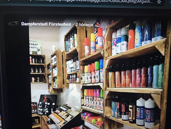 Polcokon különféle színes e-folyadékok és dohányáru termékek egy osztrák boltban. (Feliratozva AI-val)