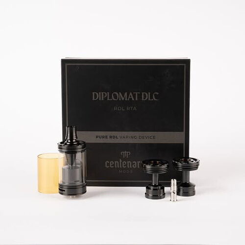 The image shows a "Diplomat DLC RDL RTA" vaping device, alongside its box, with several components – including a transparent and a gold-colored tank, as well as a few different parts. (Captioned by AI)