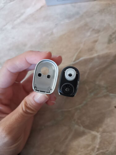 Geekvape Soul AIO POD - Inside of the protective cap with magnets