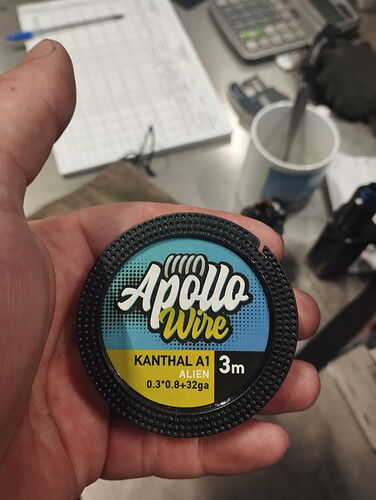 A hand holds a package of Apollo Wire Kanthal A1 wire, which is 3 meters long. (Subtitled by AI)