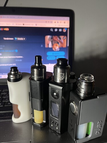 Sur l'image, plusieurs appareils de vapotage sont visibles, placés près d'un ordinateur portable. (Légendé par IA)