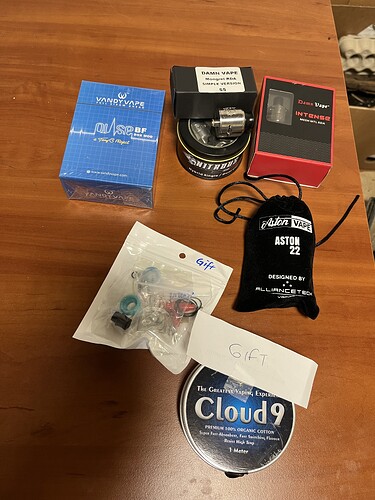 L'image entière contient divers appareils et accessoires, y compris des boîtes et des paquets, liés au vapotage et à la vaporisation. (Légendé par l'IA)