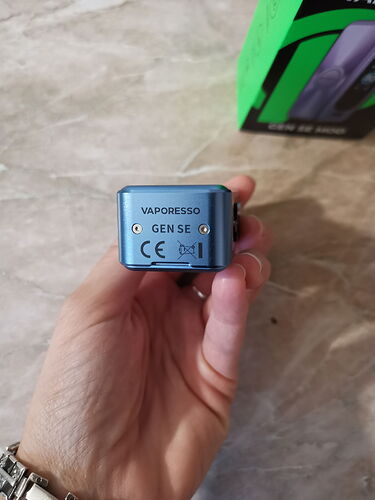 Vaporesso GEN SE - Bottom of the device with the usual pictograms