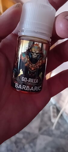 The image shows a bottle labeled "GO-RILLA TEMPLE BARBARIC", which depicts the graphic of an animal or mythical creature. (Subtitled by AI)