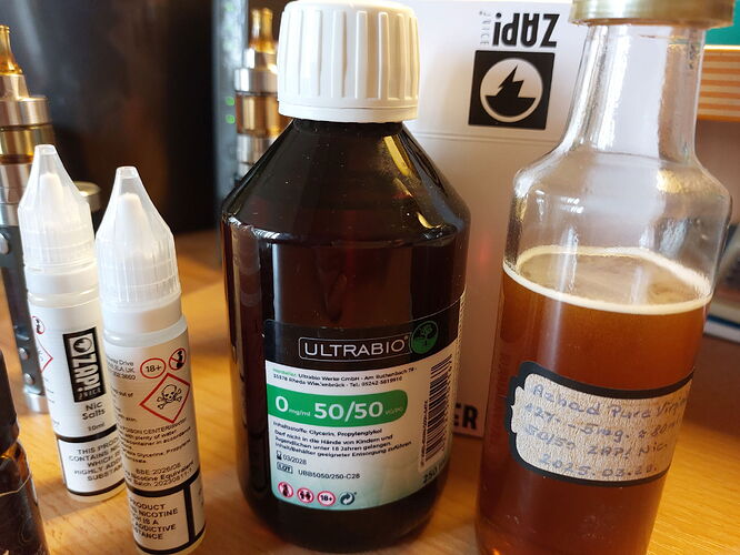 Az képen e-cigarette fűtőanyagok és folyadékok láthatók különböző üveg- és műanyagpalackokban. (Feliratozva AI-val)