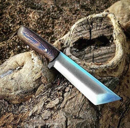 Un couteau unique à lame droite, comme un peigne, avec un manche en bois et un tranchant décoré, posé sur un morceau de bois. (Sous-titré par IA)