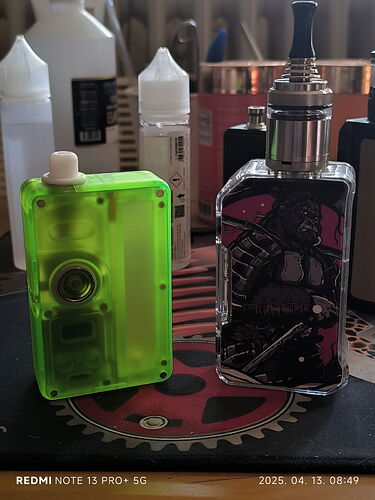 La photo montre deux appareils de vapotage différents, dont l'un est vert vif, tandis que l'autre a un design élégant. (Légendé par IA)