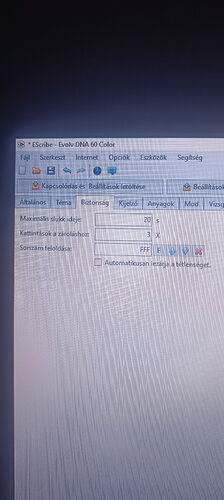 A képen egy számítógép képernyője látható az Escribe – Evolv DNA 60 Color szoftverrel, melyen biztonsági és egyéb beállítások menüpontjai láthatók. (Feliratozva AI-val)