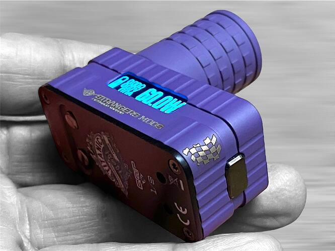 Egy kézben tartott lila Stranger Mods elektromos cigaretta készülék képe látható. (Feliratozva AI-val)