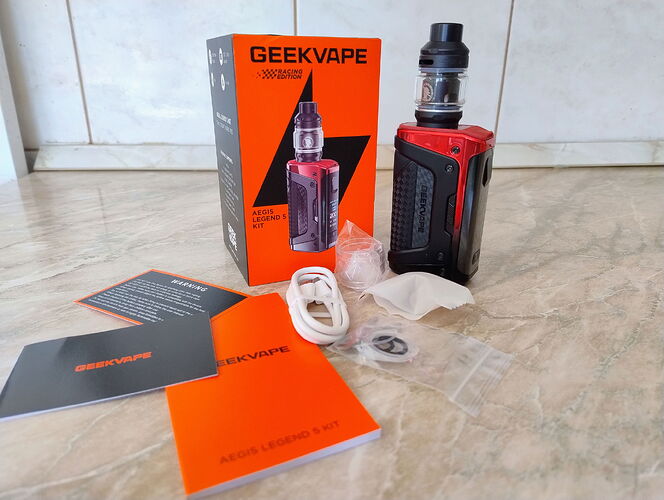 Geekvape Aegis Legend 5 Kit - Box Contents