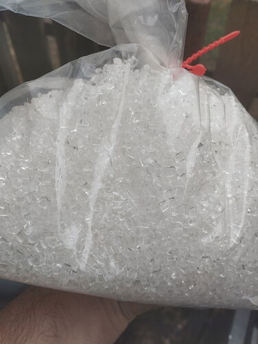 Egy műanyag zacskóban átlátszó, jégkockákhoz hasonló kristályos anyag látható. (Feliratozva AI-val)