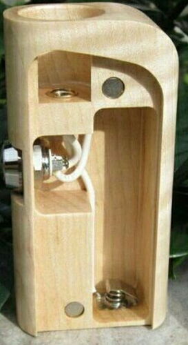 Vue détaillée d'un appareil mécanique ou électronique en bois avec une structure interne. (Sous-titré par IA)