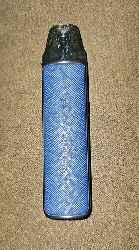 A blue vape device with a textured surface is visible in the image. (Subtitled by AI)