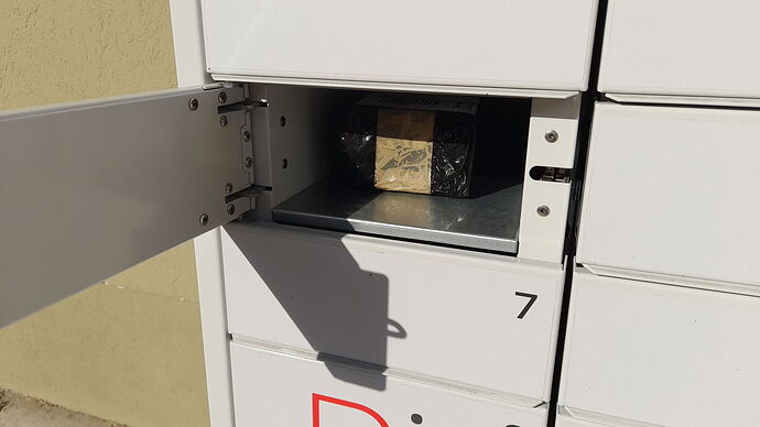 Une boîte aux lettres ouverte contenant un colis. (Généré par IA)