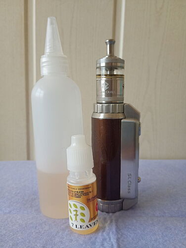 Un appareil de vape, une grande bouteille transparente avec du liquide et une petite bouteille d'e-liquide sont visibles sur un fond clair. (Légende IA)