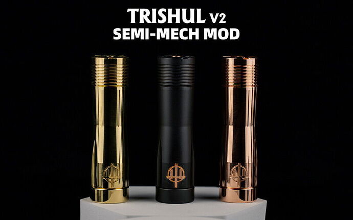 A képen három különböző színű TRISHUL v2 semi-mech mod készülék látható egymás mellett fekete háttér előtt. (Feliratozva AI-val)
