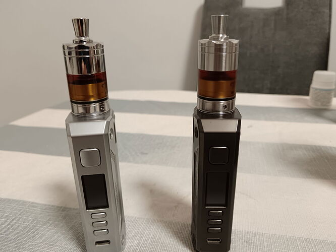 Deux cigarettes électroniques (vape) sont posées sur une table, côte à côte. (Légendé par IA)