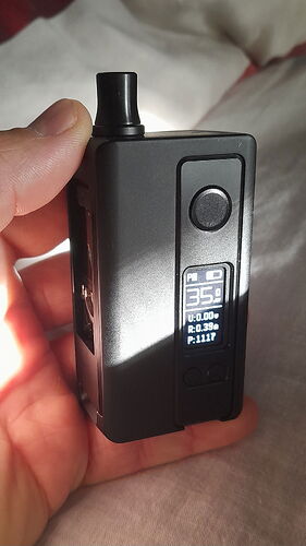 Egy kézben tartott fekete elektronikus dohányzóeszköz digitális kijelzővel és gombokkal. (Feliratozva AI-val)