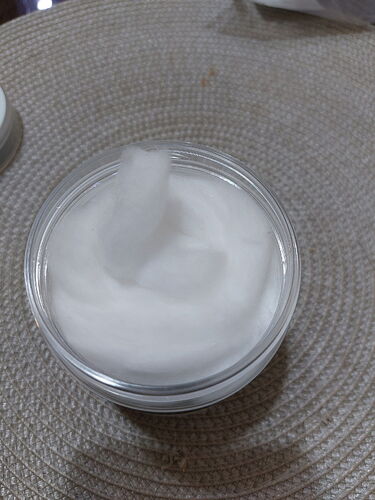 La photo montre une substance blanche à la texture crémeuse dans une bouteille transparente. (Légendé par IA)