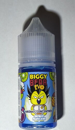 A Biggy Bear Evo brand, grenade fraise-kiwi (strawberry-kiwi) flavored concentrated aroma in a bottle with a plastic cap. (Subtitled by AI)