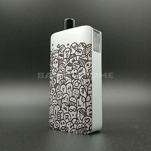 Az eszköz fehér burkolata tele van aranyos, kézzel rajzolt figura mintákkal. (Feliratozva AI-val)