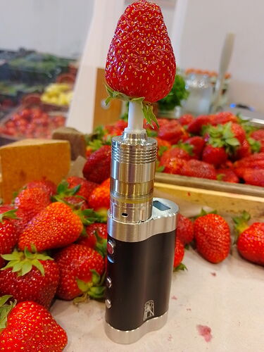 Egy e-cigaretta tetején egy nagy, piros eper van!