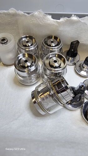 L'image montre plusieurs pièces métalliques et en plastique sur un plateau doublé de mousse blanche. (Légendé par l'IA)