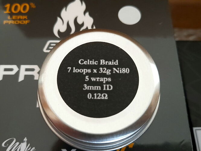 Ez a kép egy fém doboz fedelét ábrázolja, rajta egy címkével, amely a Celtic Braid névre hallgató, 7 hurokból álló, 32 grammos Ni80 huzaltípus technikai adatait tartalmazza. (Feliratozva AI-val)