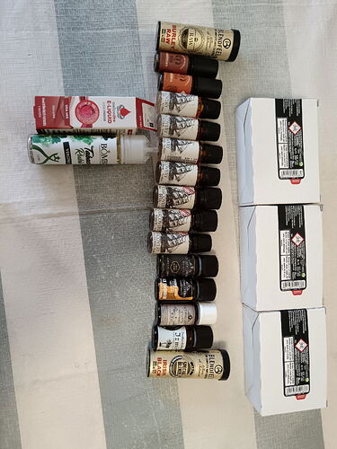 Az asztalon különféle fűszerek, fűszeres üvegek és három csomag szósz van elrendezve. (Feliratozva AI-val)