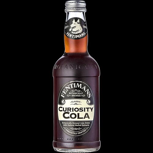 Ezen az képen egy Fentimans Curiosity Cola nevű, növényi kivonatokkal készült üvegital látható fekete háttéren. (Feliratozva AI-val)