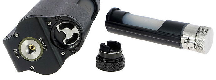 L'image représente une batterie de cigarette électronique démontée et ses composants amovibles sur fond blanc. (Légendé par IA)