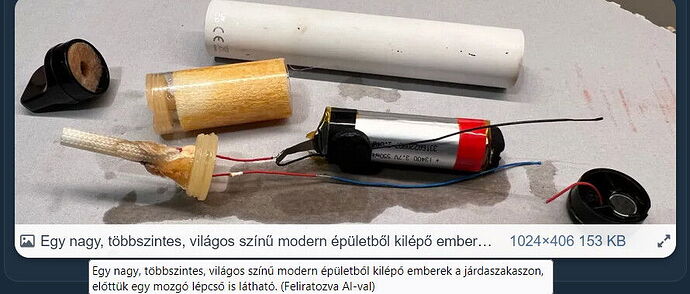 Különböző, szétszerelt elemekből álló elektronikai eszköz látható egy fehér felületen. (Feliratozva AI-val)