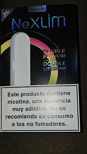The image shows the packaging of a Nexlim cigarette, with the inscriptions "DOUBLE FLAVOR" and "DOUBLE LIFESPAN" alongside a warning about the risk of nicotine addiction. (Subtitled by AI)