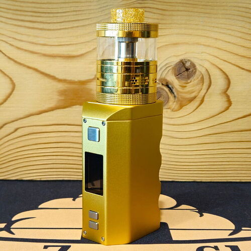 Ez az arany színű vaporizer egy átlátszó tartállyal rendelkezik, amely a füstöléshez használt folyadék tárolására szolgál. (Feliratozva AI-val)