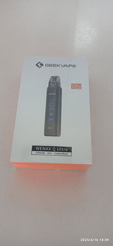 Sur l'image, la boîte d'un appareil de cigarette électronique GEEKVAPE Wenax Q Ultra est visible. (Sous-titré par IA)