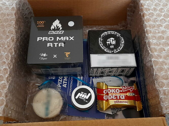 Egy légpárnás csomagban többféle e-cigitartozék és édesség található. (Feliratozva AI-val)