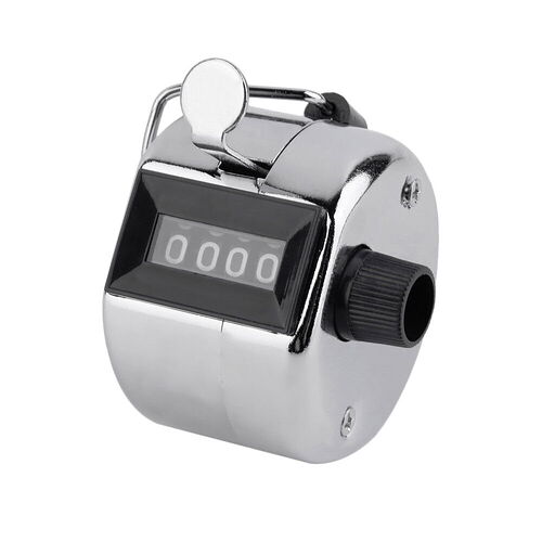 A képen egy ezüstszínű, krómozott kézi számláló látható, amelynek kijelzőjén nullák szerepelnek, és egy fekete gombja van az oldalán. (Feliratozva AI-val)