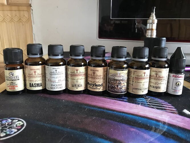 In the picture, different flavored tobacco concentrates are found, next to them a vaporizer is also visible. (Caption with AI)