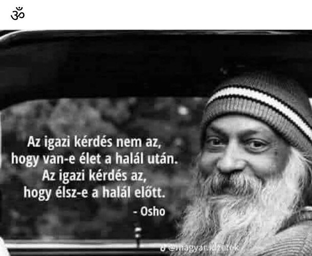 Fekete-fehér kép, amelyen Osho portréja látható, mellette egy idézet arról, hogy a valódi kérdés nem az élet a halál után, hanem az, hogy hogyan élsz a halál előtt. (Feliratozva AI-val)