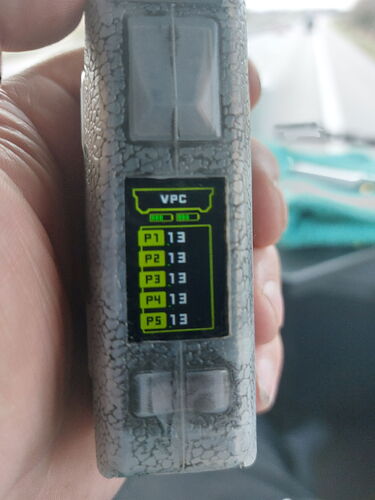 The image shows a VPC (Variable Pressure Controller) device held in a hand, with the values of five different parameters (P1, P2, P3, P4, P5) on its display, each with a value of 13. (Subtitled by AI)
