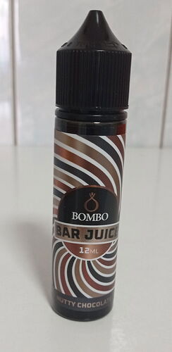 L'image montre une bouteille de 12 ml de e-liquide Bar Juice saveur Nutty Chocolate de la marque Bombo. (Légendé par IA)