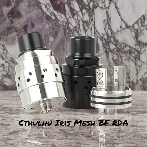 Az image három fémből készült Cthulhu Iris Mesh BF RDA vaporizert mutat, különböző színű és állapotú darabokkal egy márvány felületen. (Feliratozva AI-val)