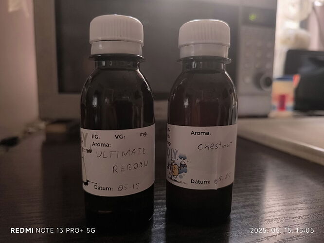 Két barna üveg folyadékkal, fehér címkékkel, az egyik címkén ULTIMATE RECORD, a másikon pedig Chestnut felirat olvasható, az üvegek egy sötét felületű asztalon állnak. (Feliratozva AI-val)