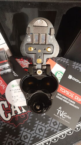 L'image montre un connecteur de charge de véhicule électrique, qui est ouvert. (Légendé par IA)